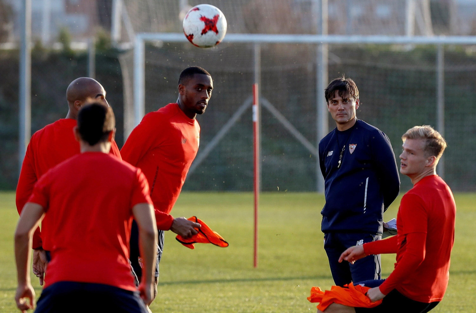 Montella, con la mirada perdida en un entrenamiento reciente.