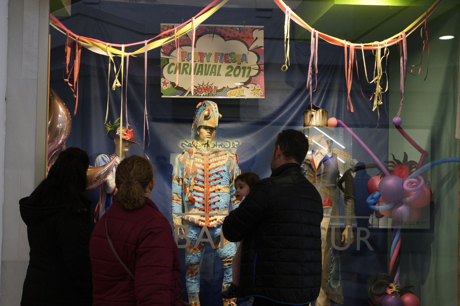 El escaparate de Party Fiesta, en Bahía Sur, exhibe tipos de las comparsas premiadas en los últimos años.