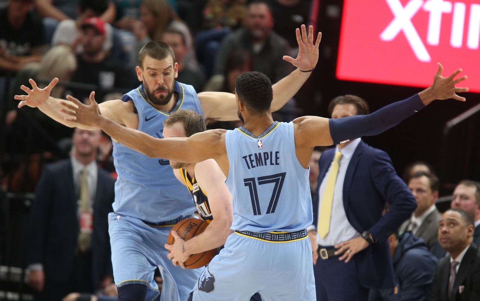 Gasol  (i) y Garrett Temple (d) en acción contra Joe Ingles