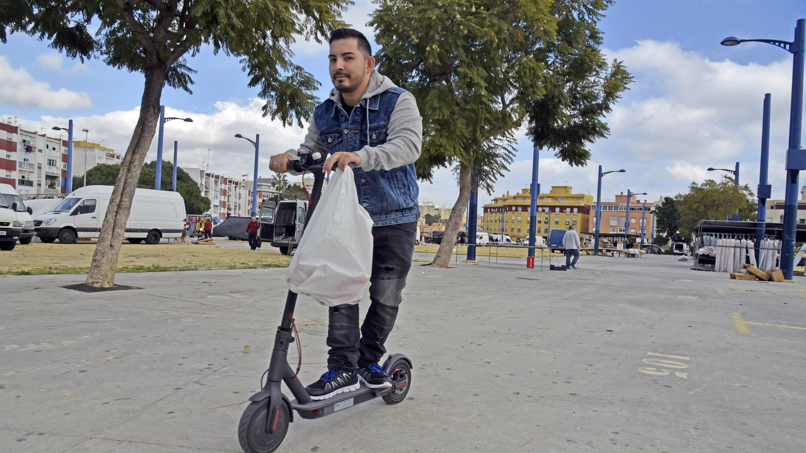 Una persona circula sin casco por el parque feria de Algeciras.