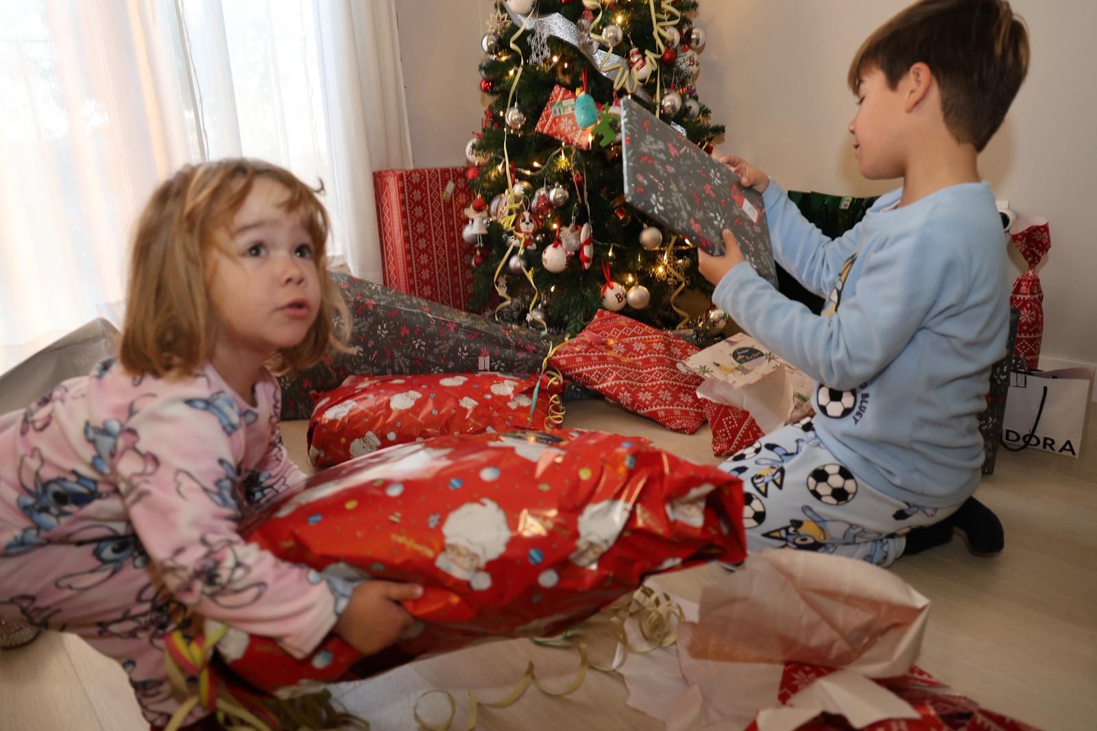 Dos pequeños abren sus regalos de Reyes este 6 de enero.