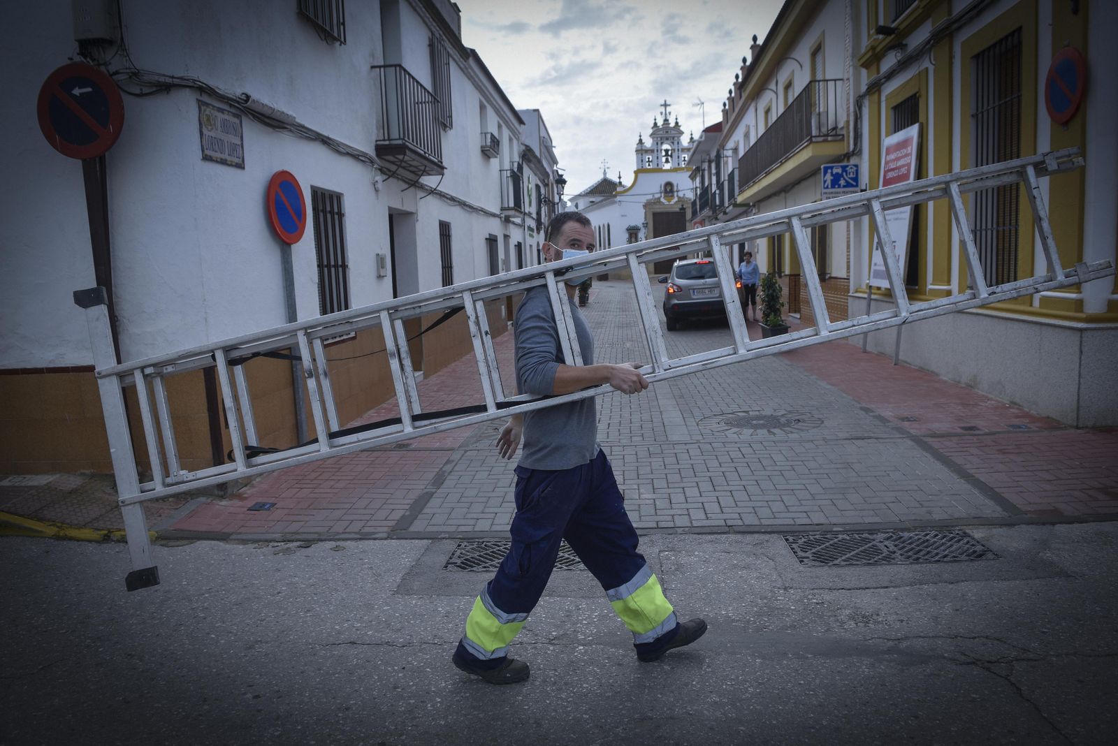 Un trabajador por las calles de Albaida del Aljarafe.