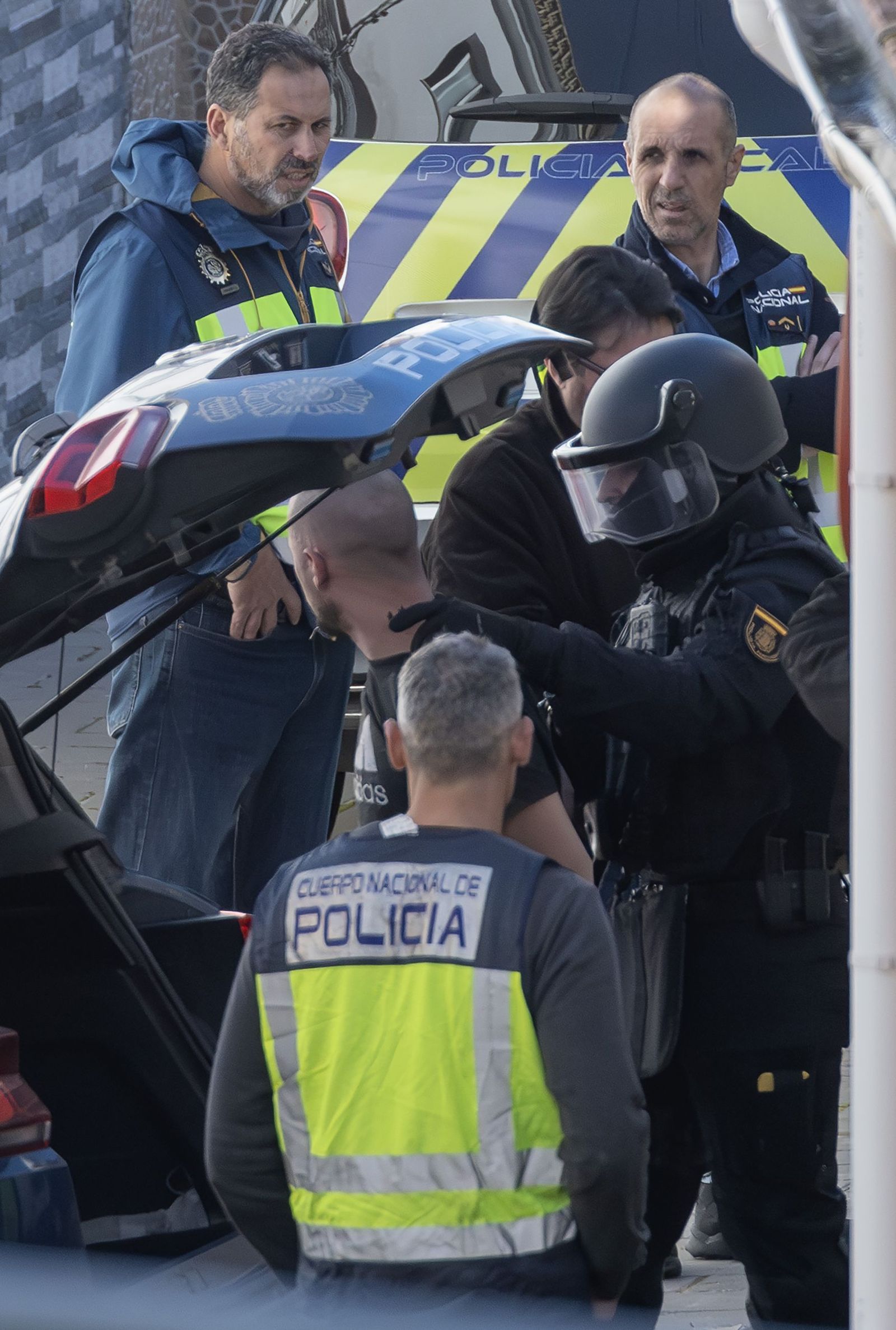 Las imágenes del despliegue policial por un hombre que se ha atrincherado en Camas