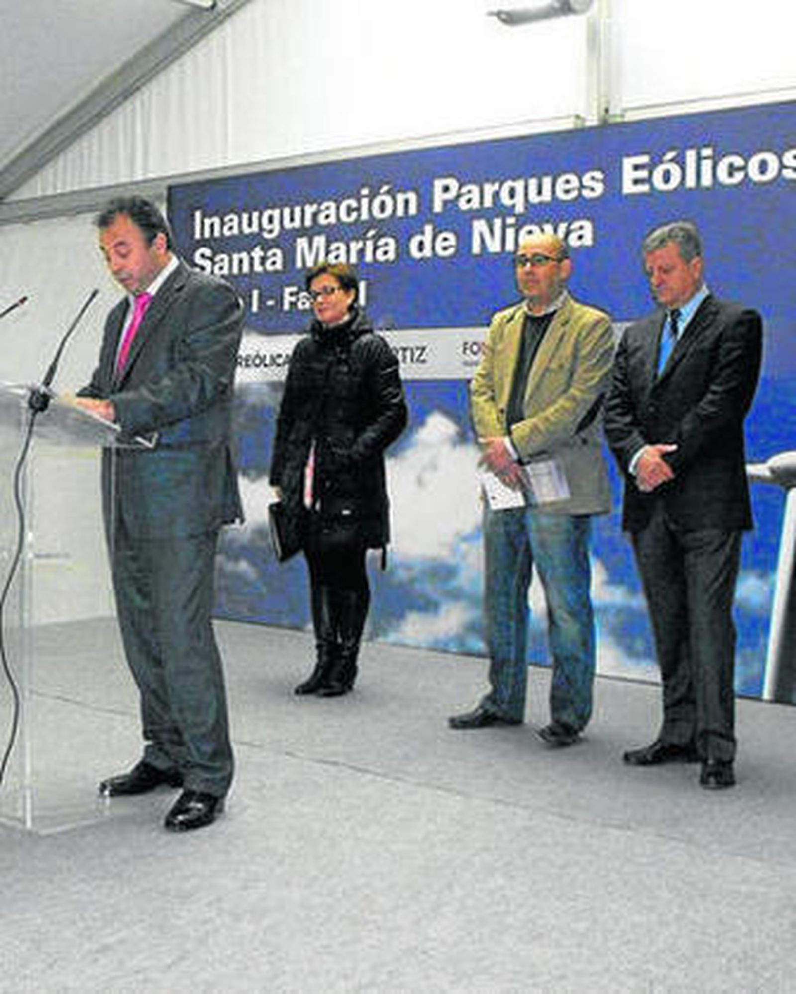 Autoridades locales y provinciales en el acto de inauguración.