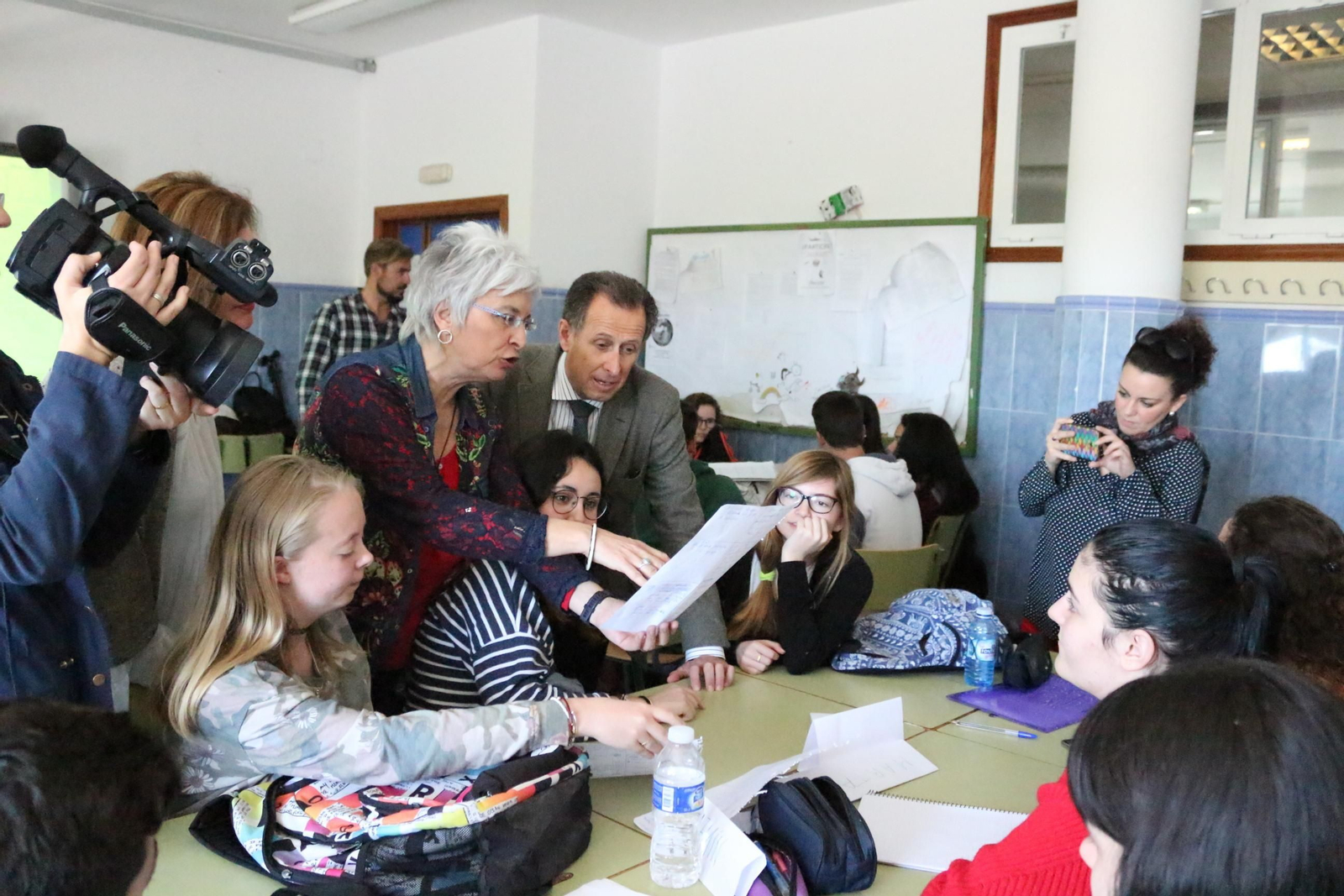 La responsable de la acción formativa, ayer con el alcalde y alumnos.