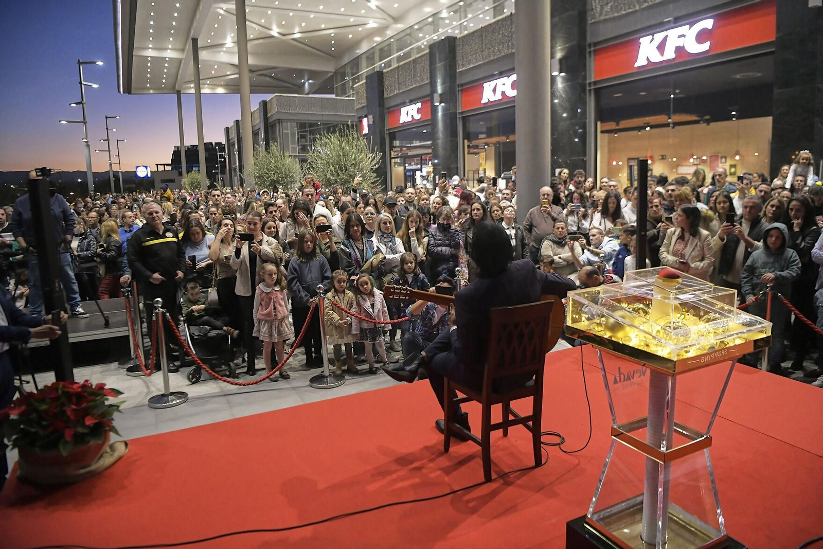 Fotos: así se ha iluminado el árbol de Navidad del Nevada en Granada, el más alto de España