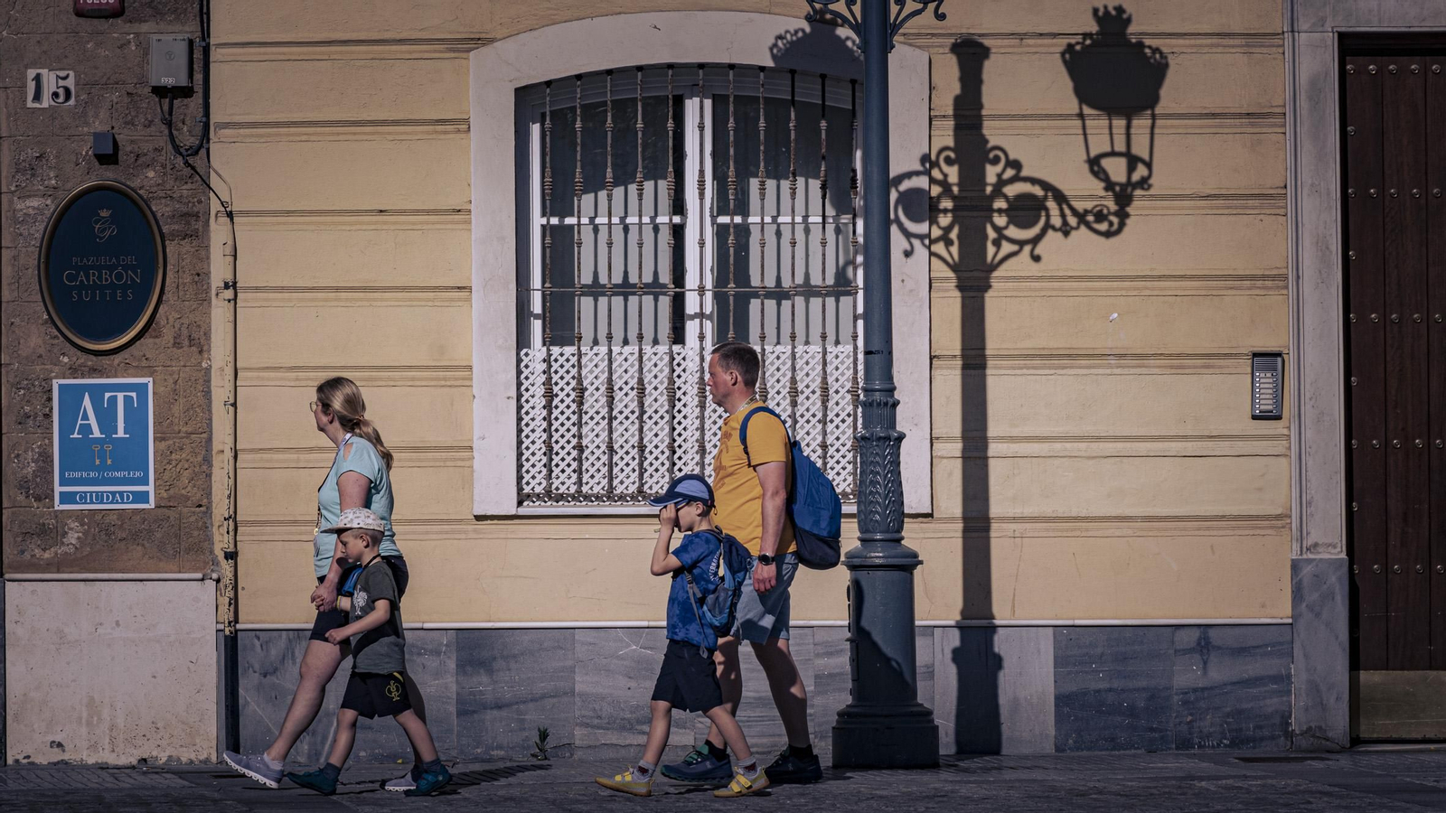 Un grupo de turistas paseando por el centro de Cádiz.