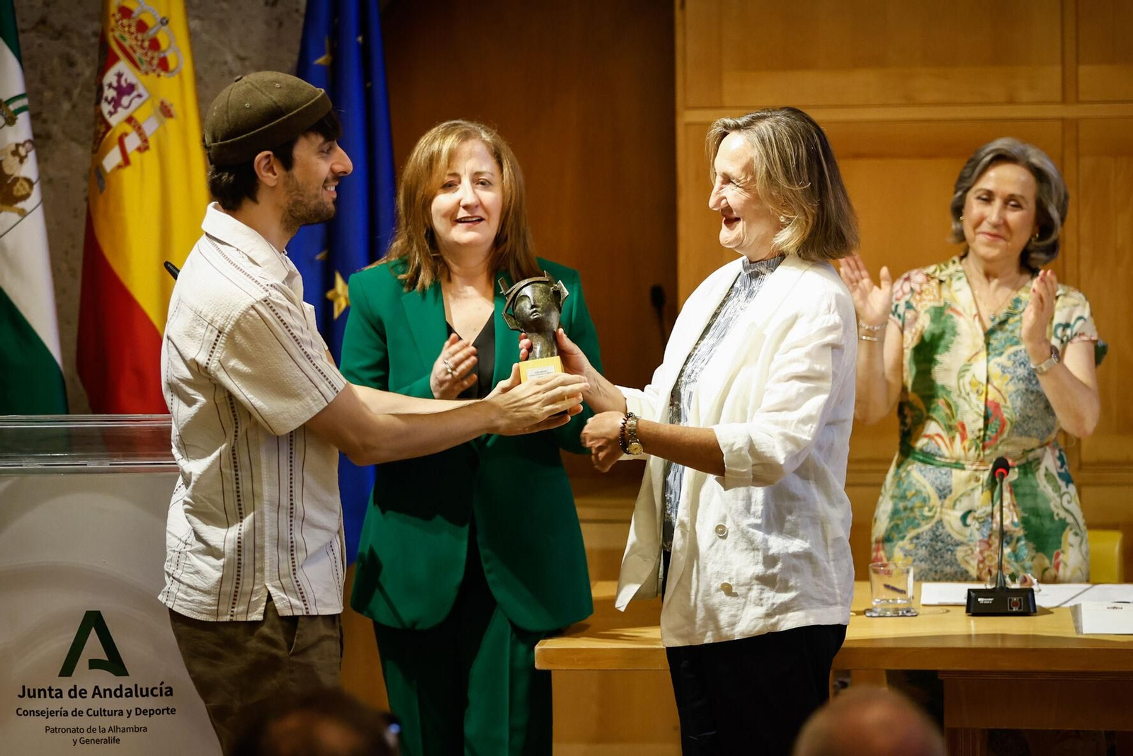La entrega de los Premios Andalucía de la Crítica en el Palacio de Carlos V de Granada, en imágenes