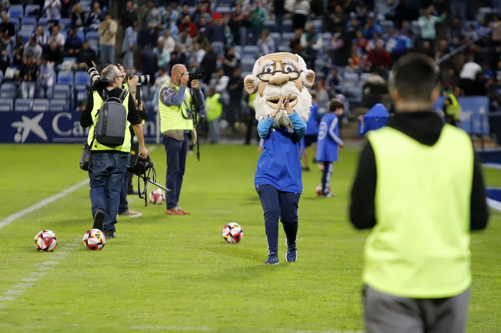 Gran ambiente en las gradas del Nuevo Colombino para el Recre-At Sanluqueño, en imágenes