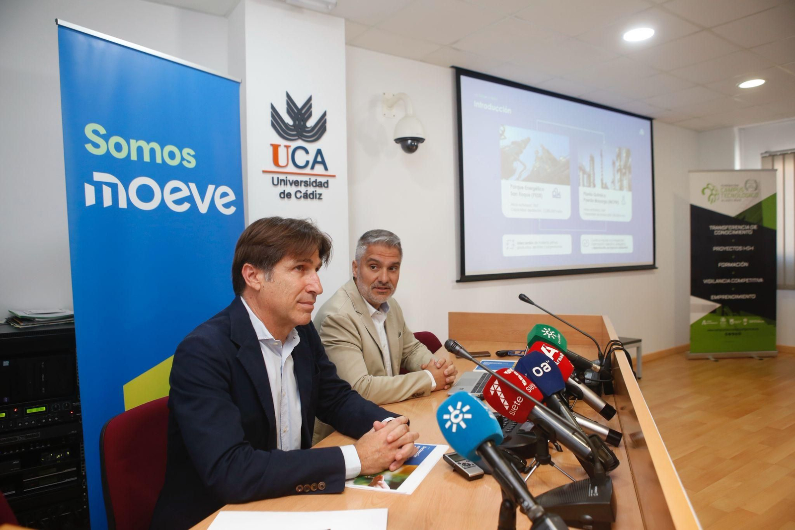 Los responsables del parque energético y la planta química de Moeve en San Roque, Javier López Pupo y Rosendo Rivero, durante la presentación
