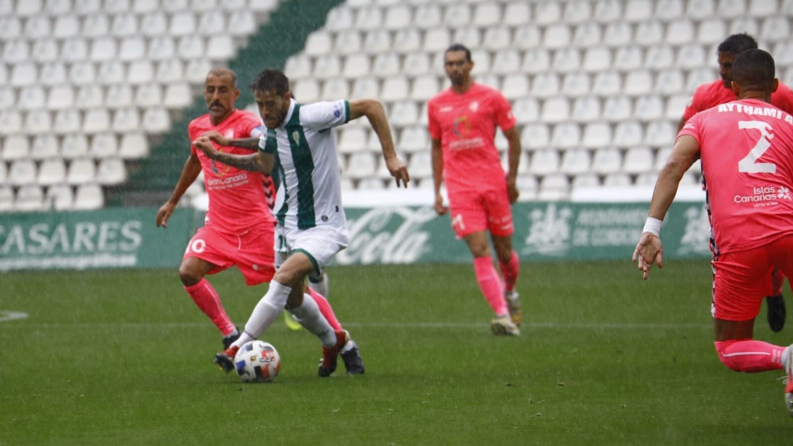 Nahuel intenta zafarse de la presión de David González.