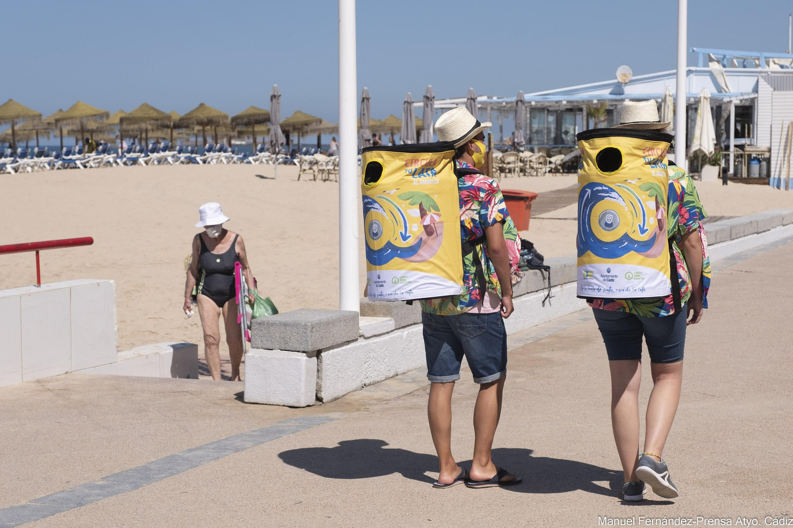 Dos educadores medioambientales, con unas mochilas para la recogida de envases.