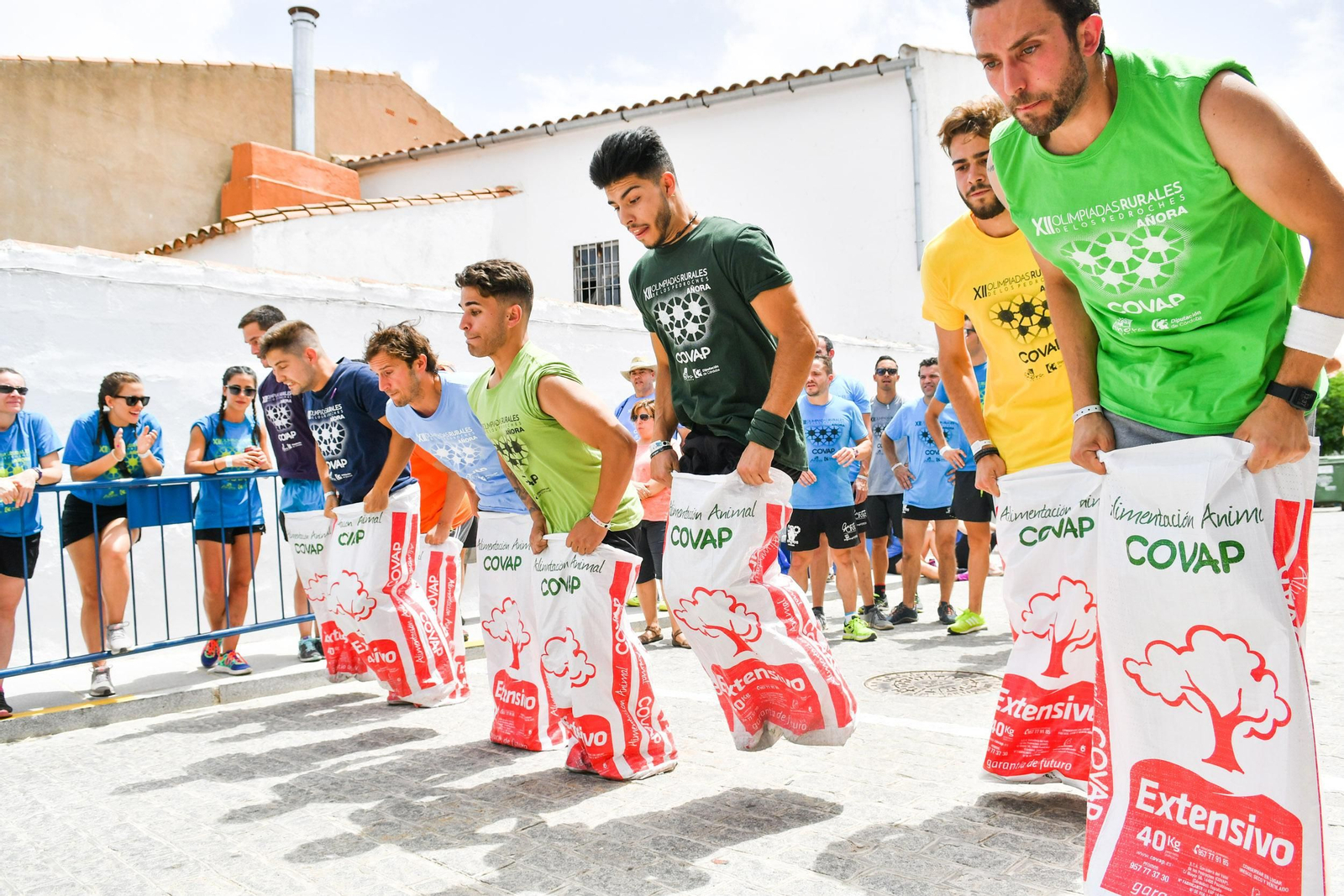 La carrera de sacos, una de las pruebas más multitudinarias del sábado.