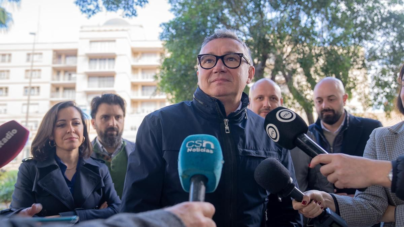 El portavoz del GP VOX, Manuel Gavira, ha anunciado esta iniciativa a las puertas del Centro Periférico de Especialidades Bola Azul de Almería.