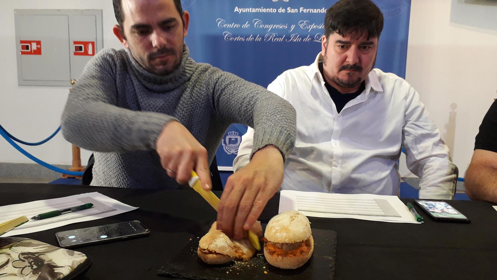 El jurado, esta mañana, degustando los 24 bocadillos que se ofrecen en la ruta para emitir su veredicto.