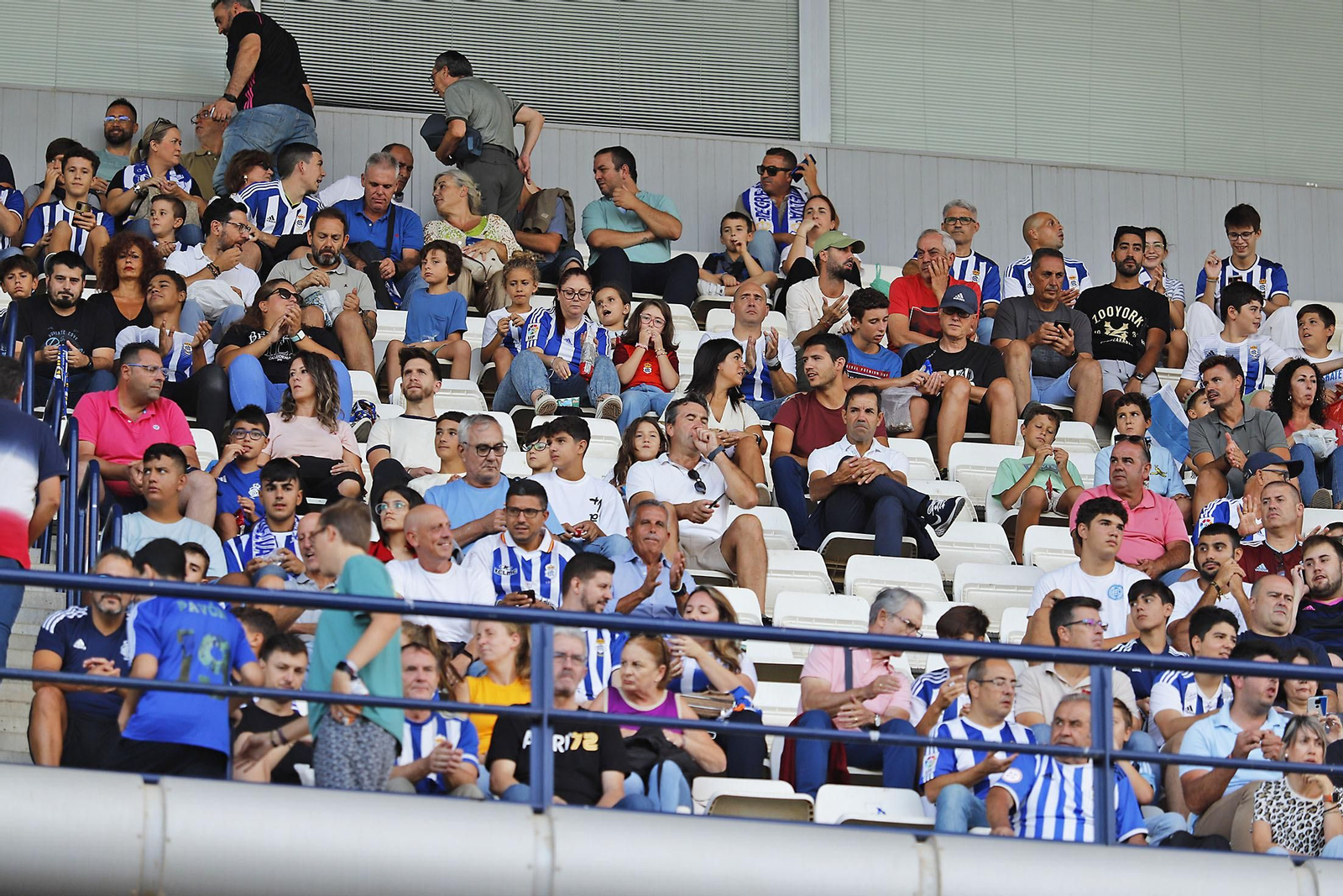 Imágenes del ambiente en el Recreativo de Huelva y Antequera CF