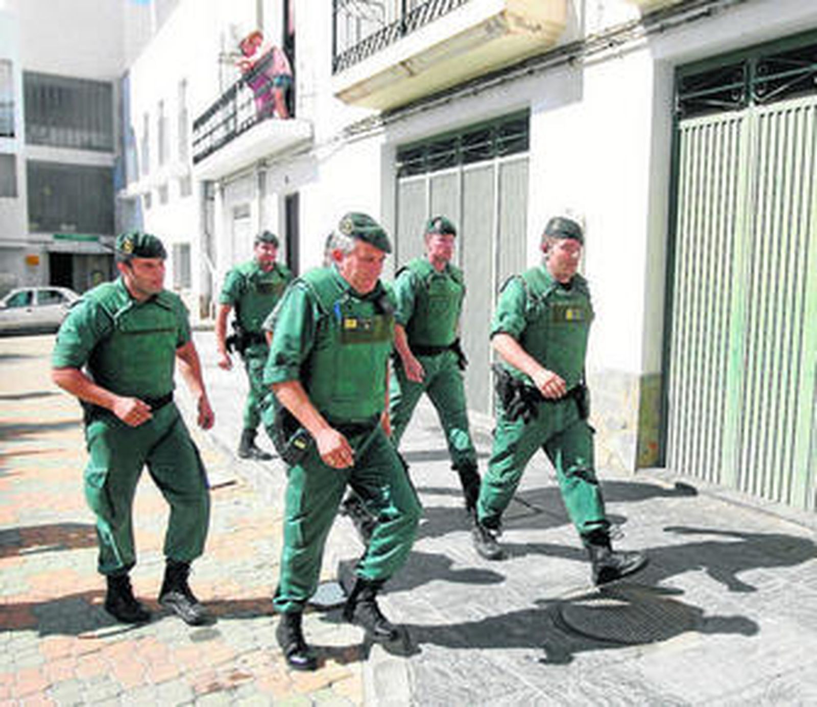 Más de medio centenar de agentes de la Guardia Civil habían establecido un perímetro en torno a la vivienda.