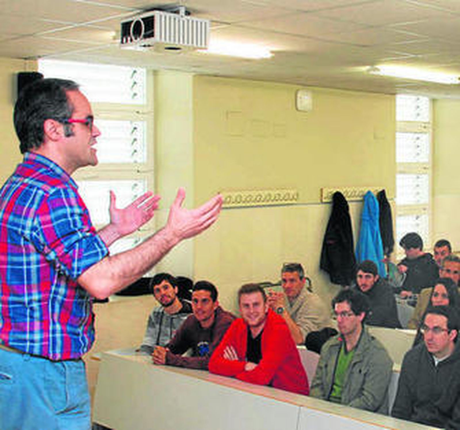 El ponente Óscar García, ayer en la Facultad de Empresariales.