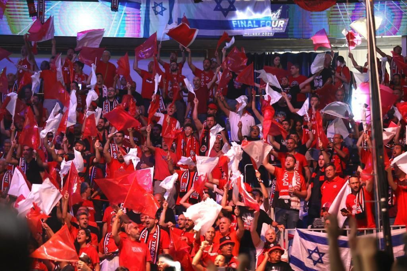 La afición del Hapoel, en Málaga.