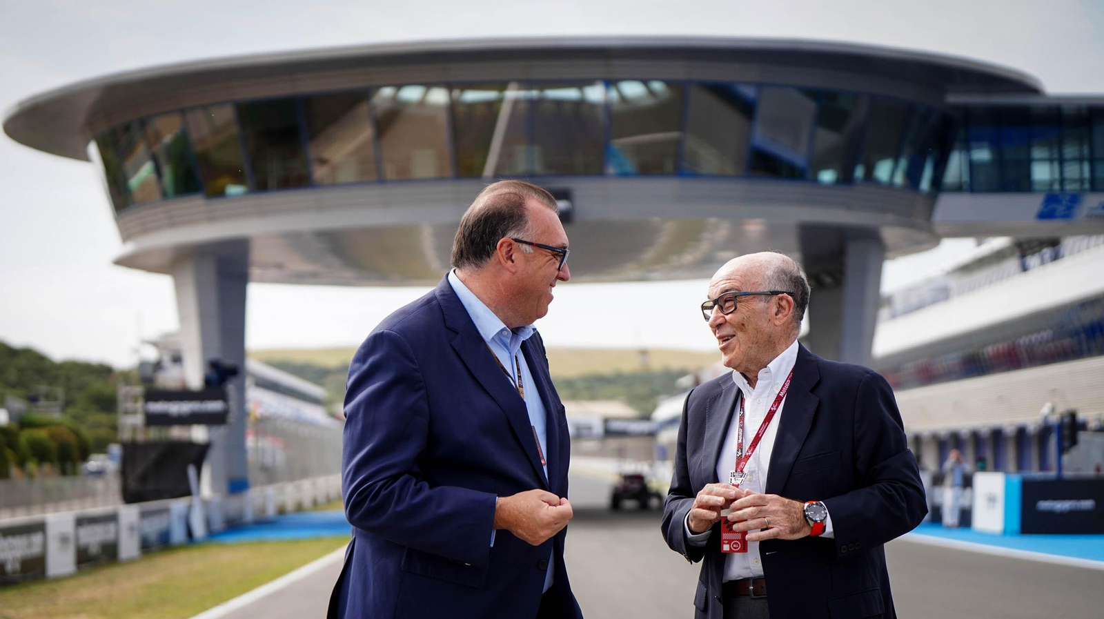 Arturo Bernal y Carmelo Ezpeleta, en la recta de meta del Circuito de Jerez con el Ovni al fondo. Arturo Bernal y Carmelo Ezpeleta, en la recta de meta del Circuito de Jerez con el Ovni al fondo.