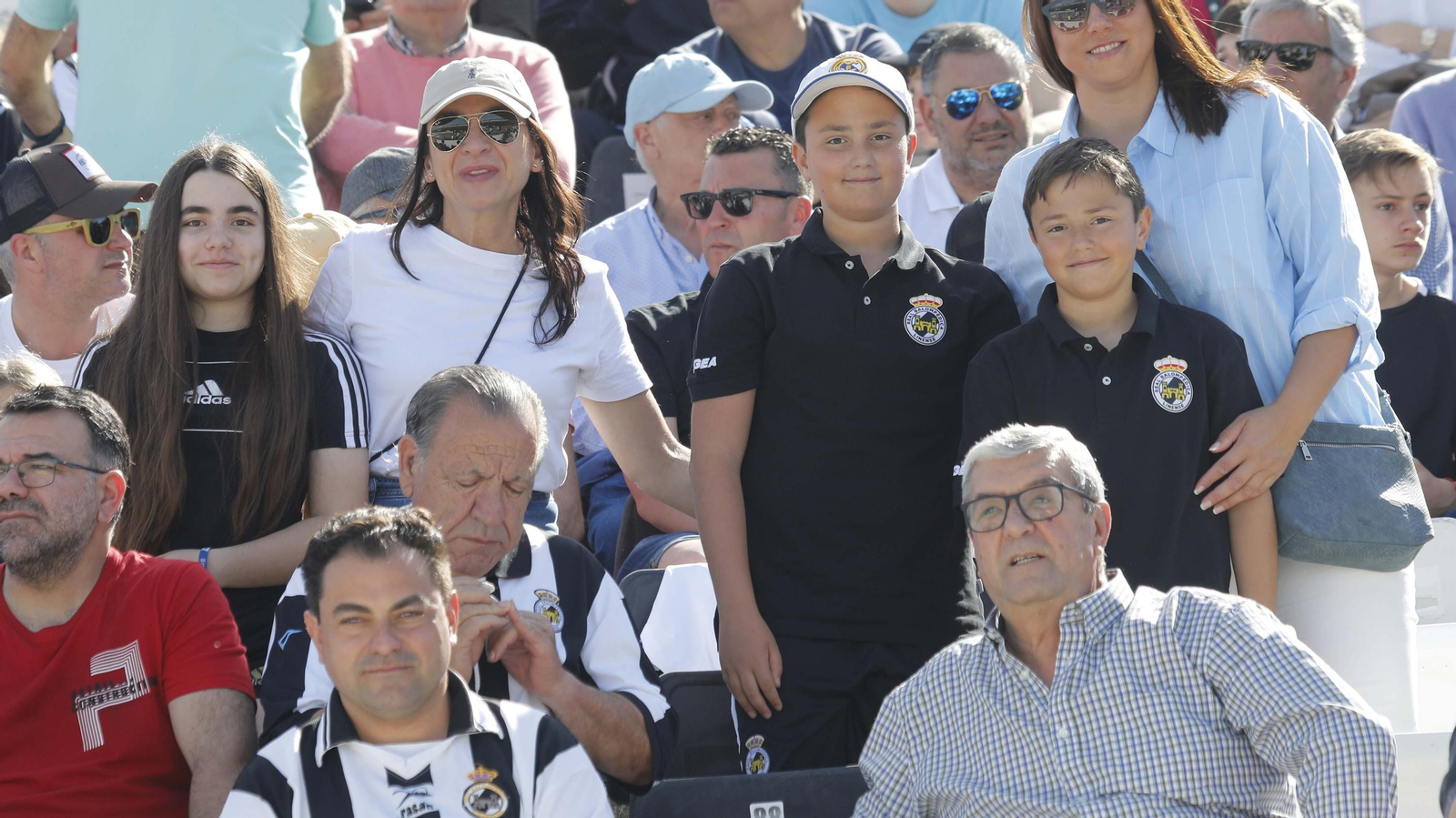 Fotos de la afición durante el encuentro de la Balona - Real Madrid Castilla