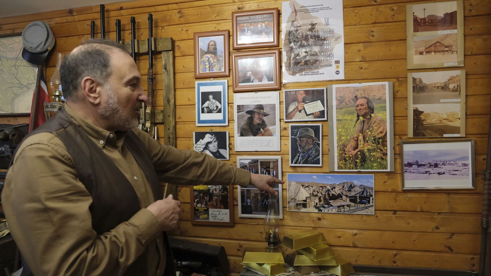 José Enrique Martínez Moya ha convertido su casa en un auténtico museo del western.