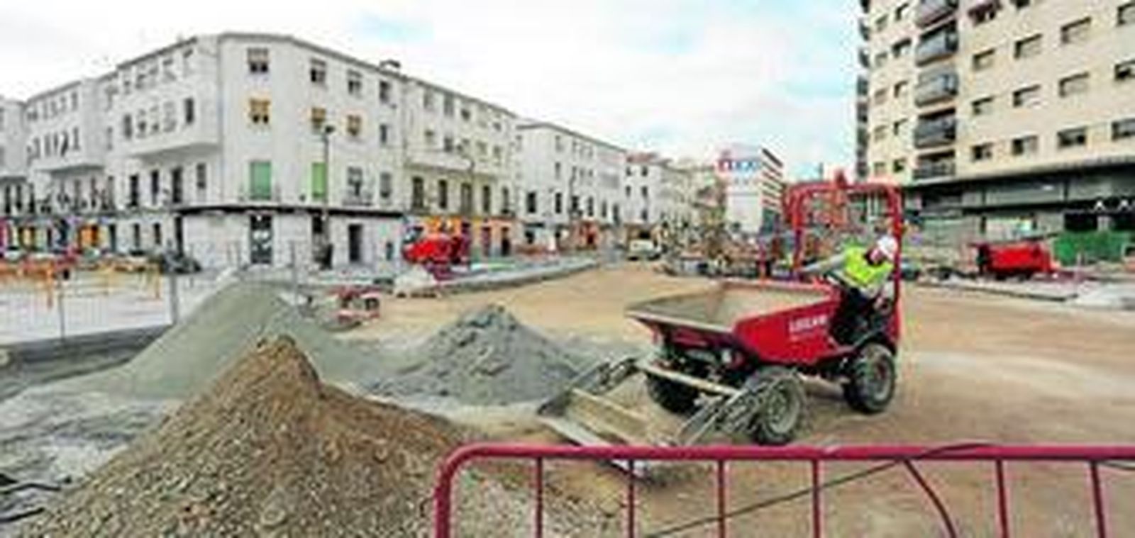 Varios obreros, en Callejones del Perchel, continúan con los trabajos de reposición en superficie.
