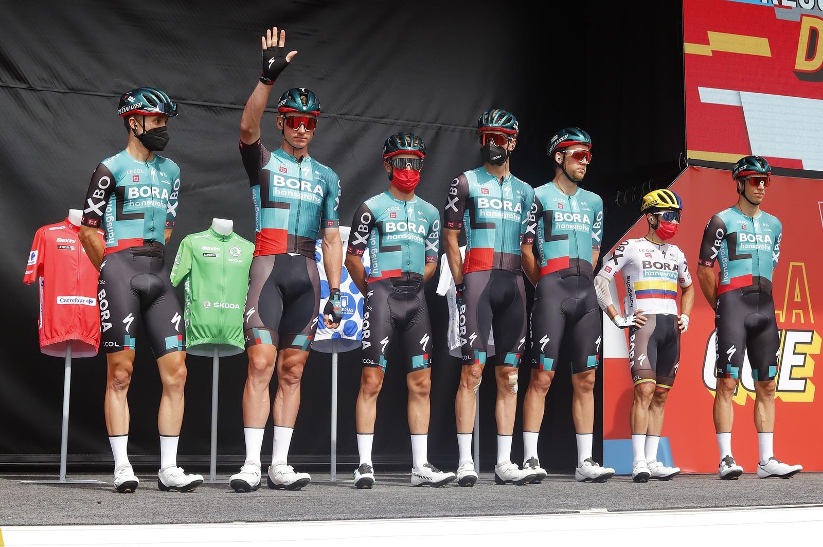 Imágenes de la Vuelta Ciclista a España en su salida desde Aracena en la 17ª etapa