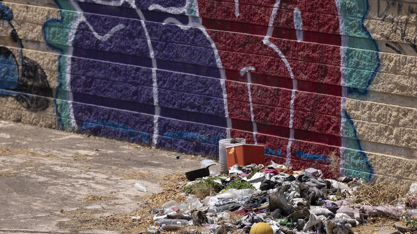 Basura junto a la caseta ocupada.