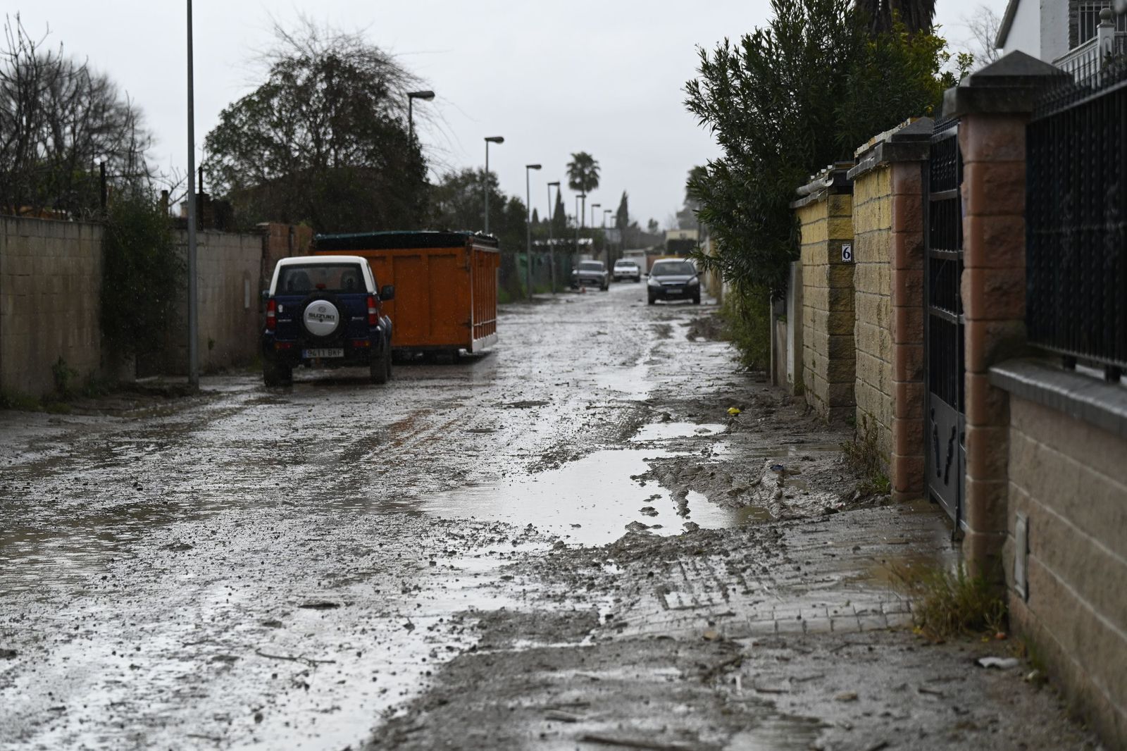 Parcelas de Guadalvalle siguen anegadas por el barro un mes después de las inundaciones