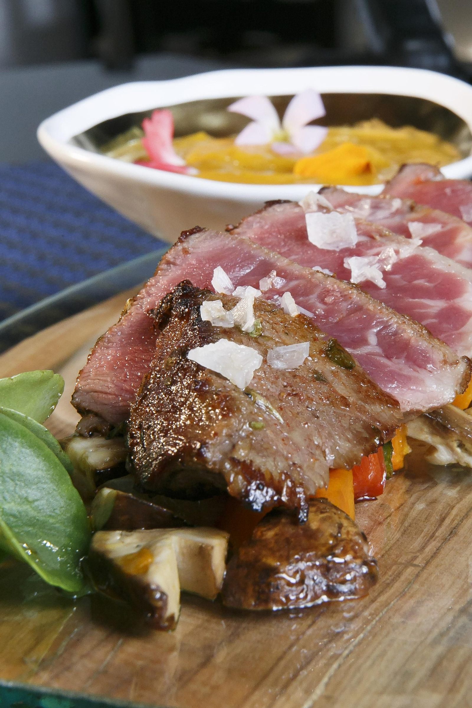 PRESA Macerada con verduras y boletus en oloroso y ombligo de venus