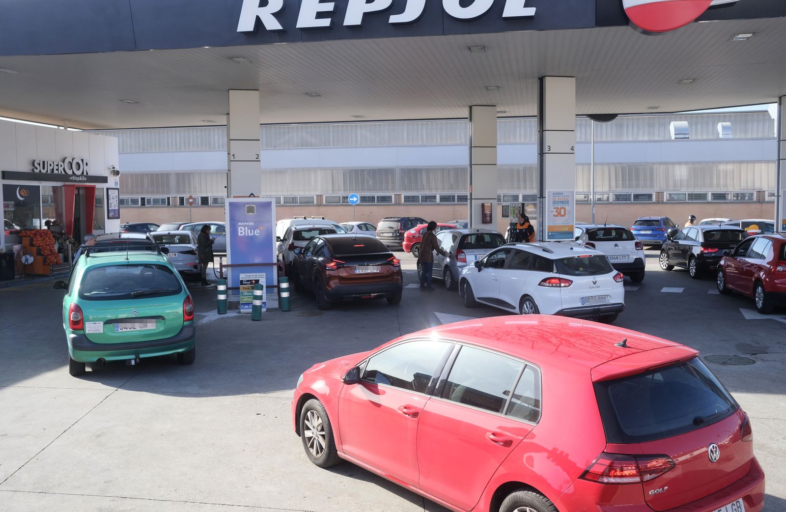 Las colas en las gasolineras de Córdoba antes del fin de la bonificación del Gobierno, en imágenes