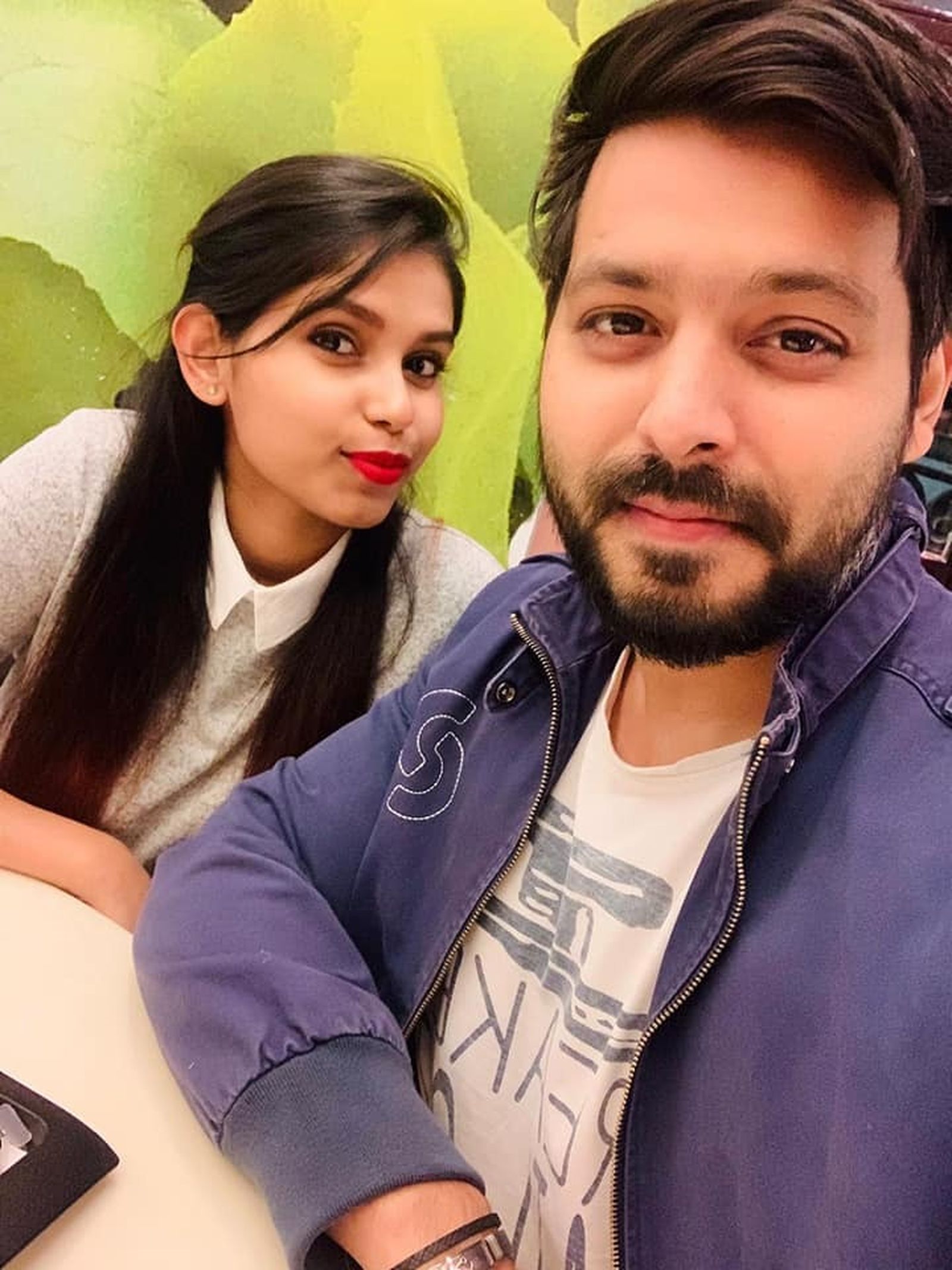 Hemali y su pareja, en una foto difundida por los Amigos de la Policía Local de Doña Mencía.