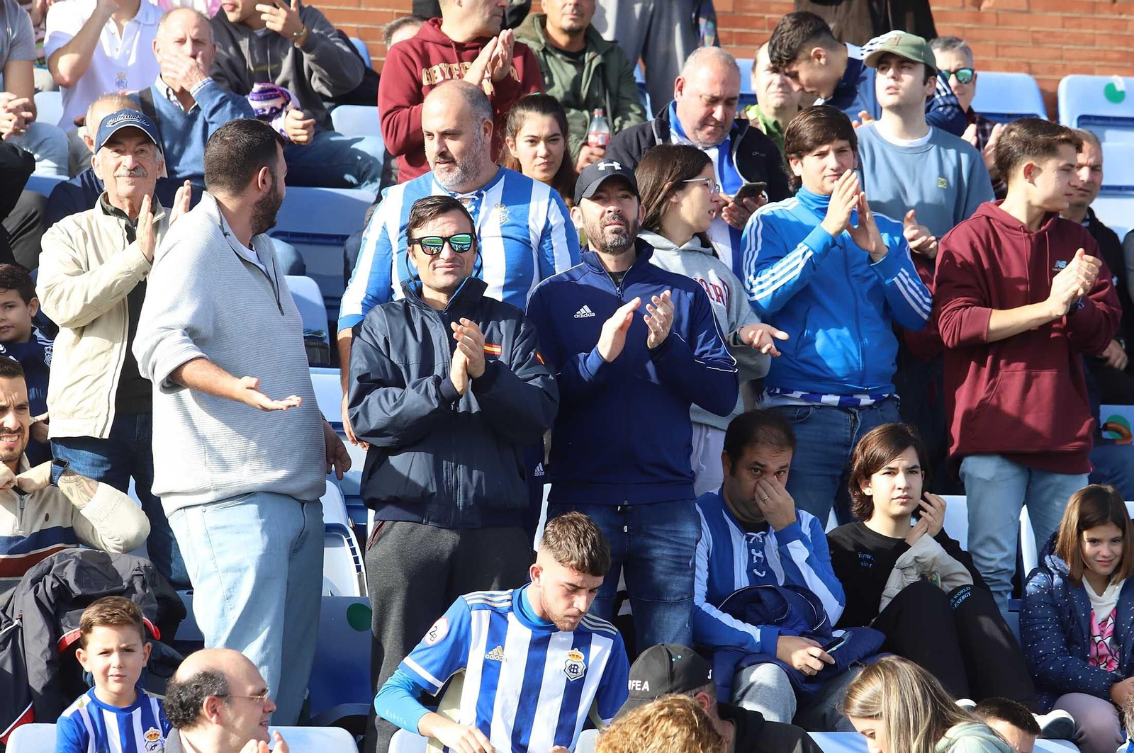 Imágenes del ambiente en las gradas del Nuevo Colombino durante el Recre-Vélez