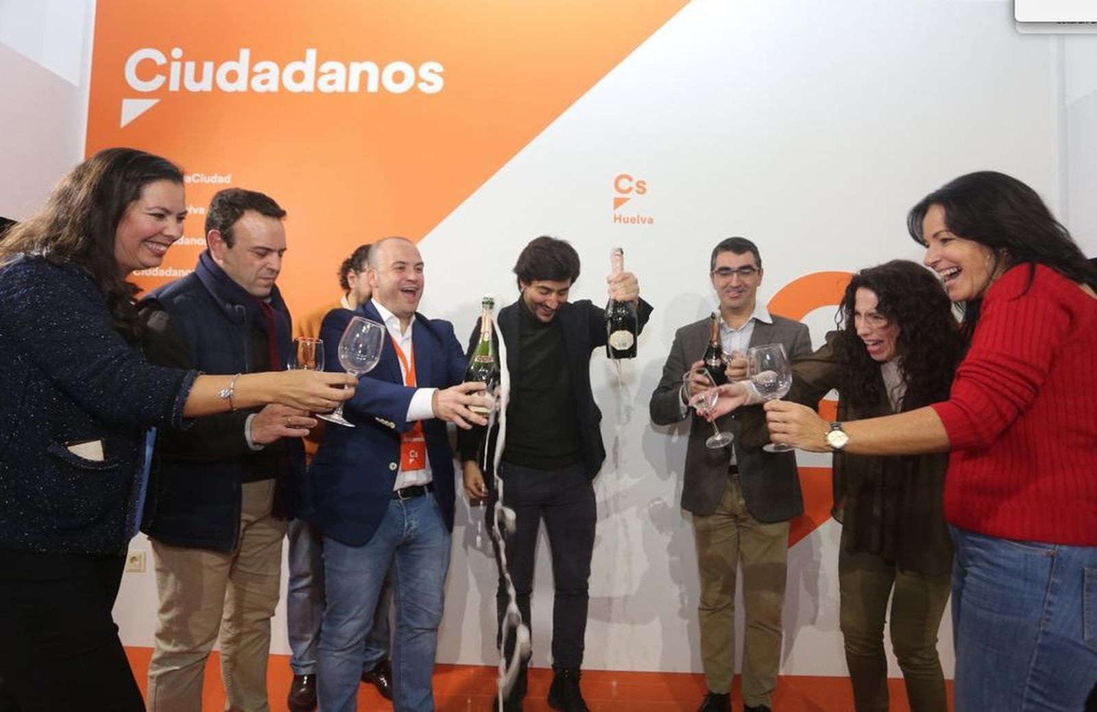 Celebración en la sede de Ciudadanos de Huelva tras conocer los resultados.