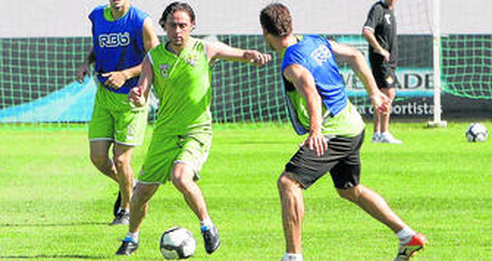 Sergio García controla la pelota en el entrenamiento de ayer.