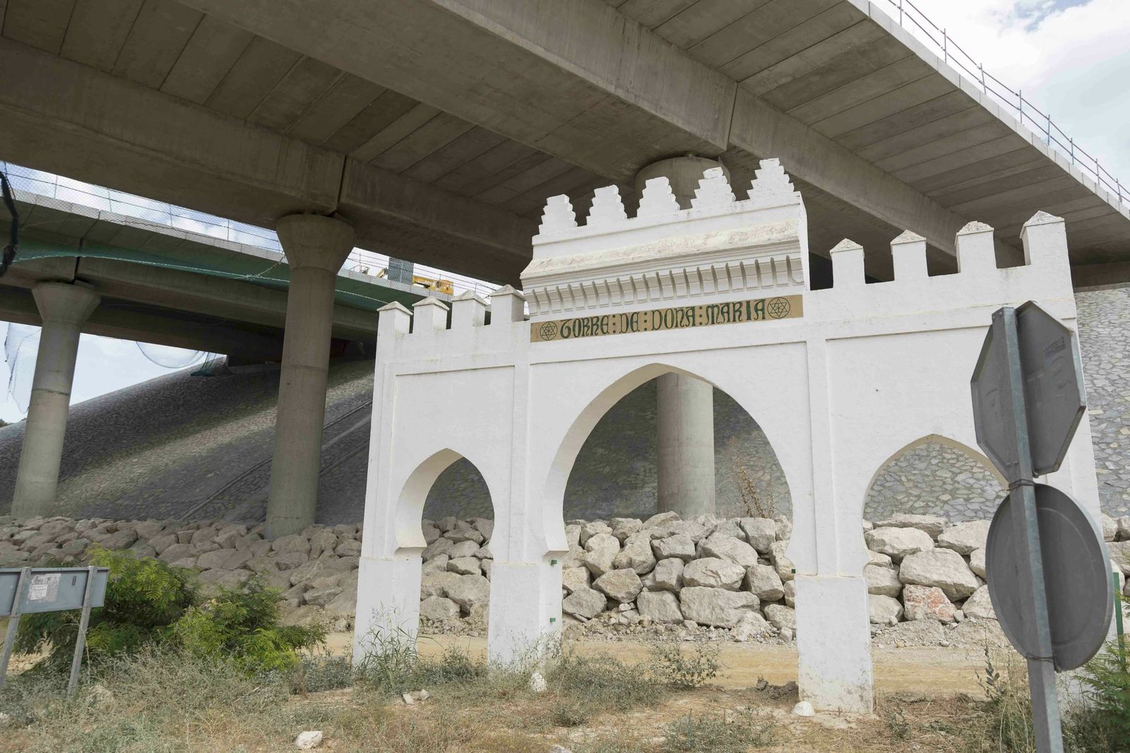 El arco que marcaba el acceso a la Hacienda de la Torre de Doña María, con la perspectiva del nuevo viaducto.