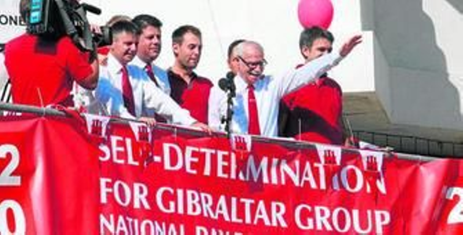 Bossano saluda al público junto a los líderes de las formaciones que intervinieron en el rally político.