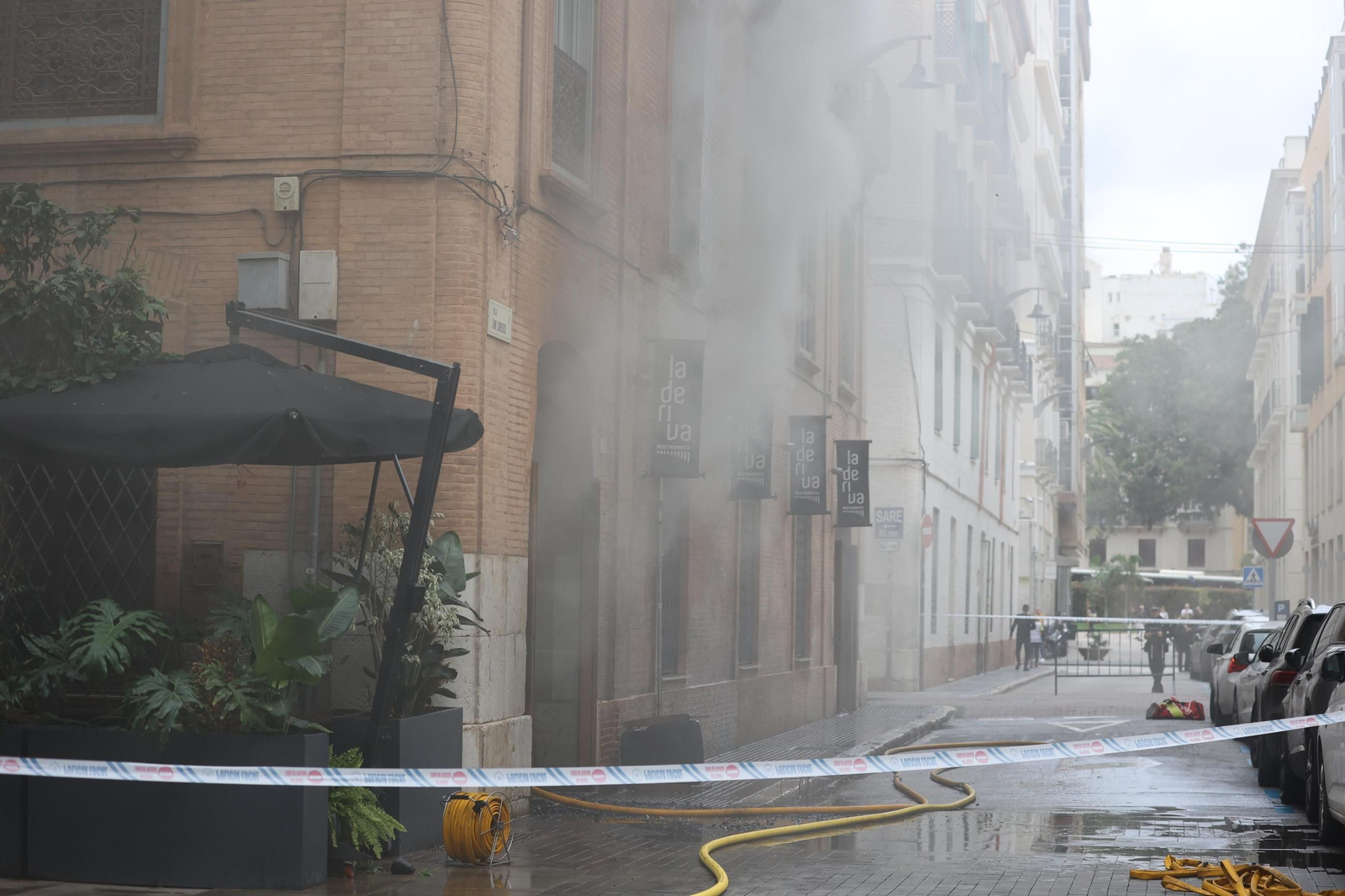 Bomberos apagan el incendio del restaurante de Málaga, en imágenes