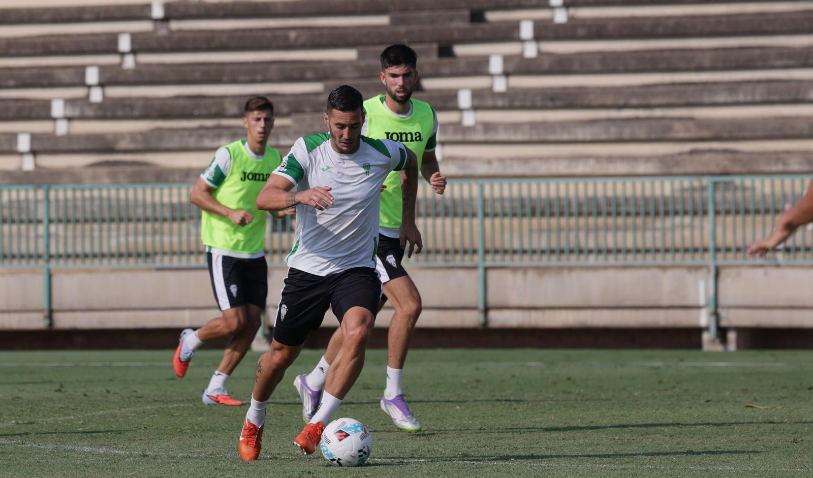 Sergi Guardiola controla el balón en presencia de Théo Zidane y Requena.