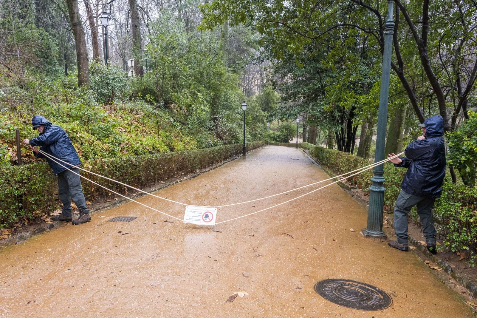 El Patronato de la Alhambra mantiene de nuevo cerrados los accesos peatonales a diferentes puntos del conjunto monumental por las fuertes rachas de viento en Granada
