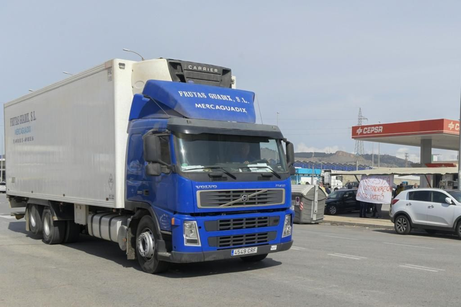 Un camión de transporte de fruta accede a Mercagranada bajo la mirada de los piquetes informativos de la huelga