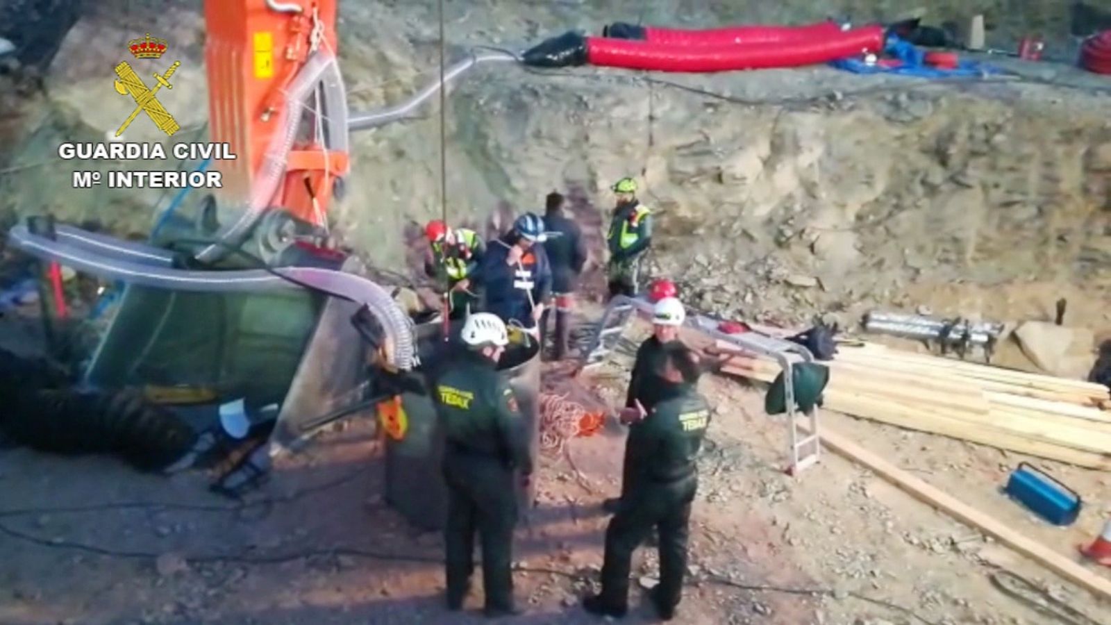 Imágenes de los mineros junto al túnel vertical por que descienden