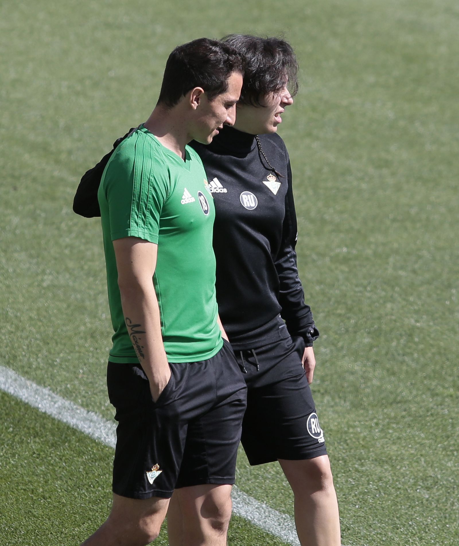 Guardado, con la readaptadora Raquel Urbano, en un entrenamiento.