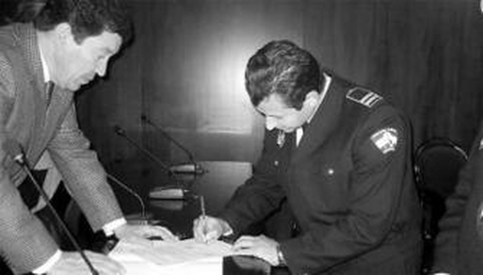 El nuevo subinspector tomando posesión de su cargo.