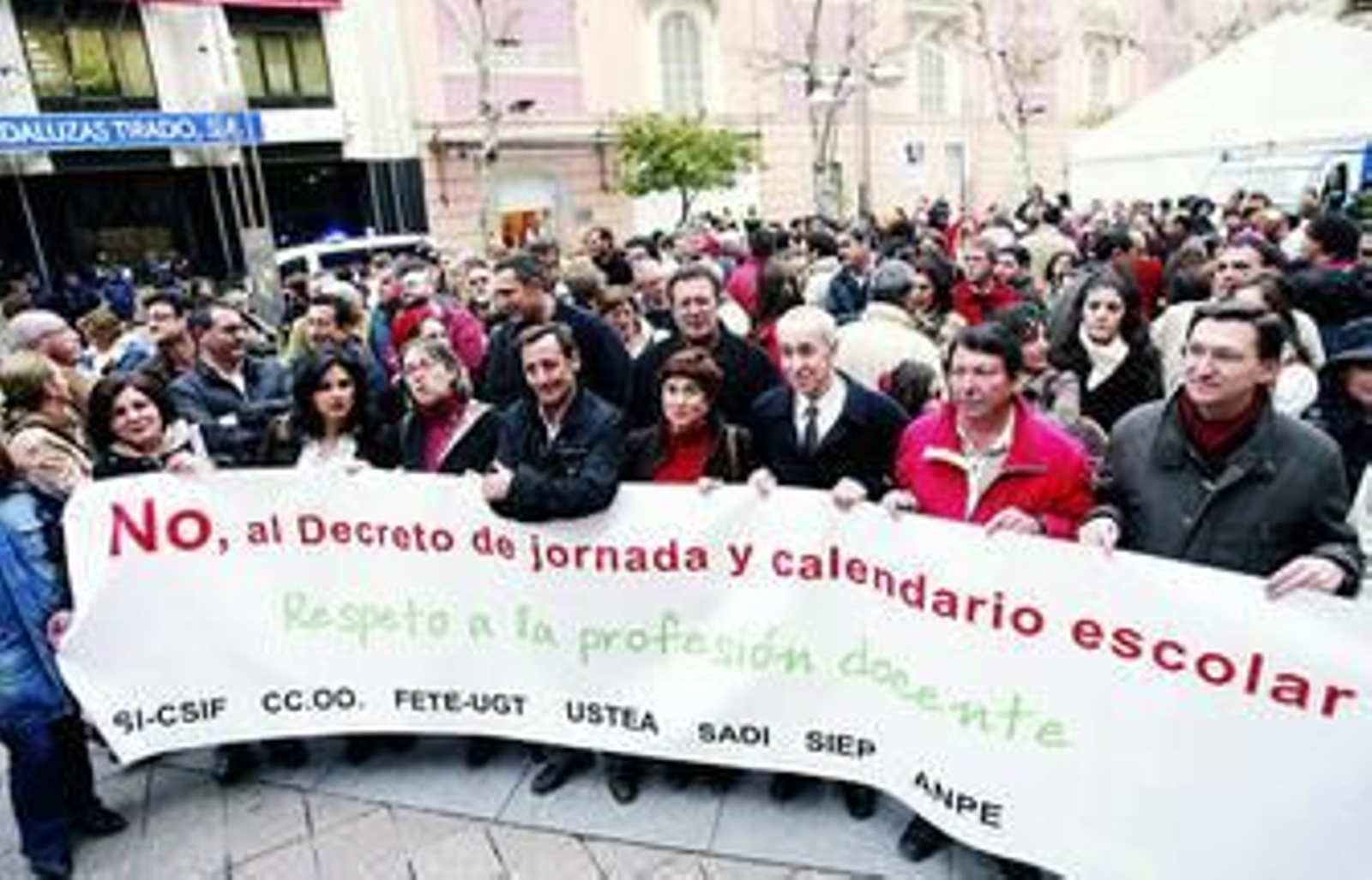 Unos 200 profesores se concentran en el bulevar de Gran Capitán para rechazar el decreto de jornada y calendario escolar.