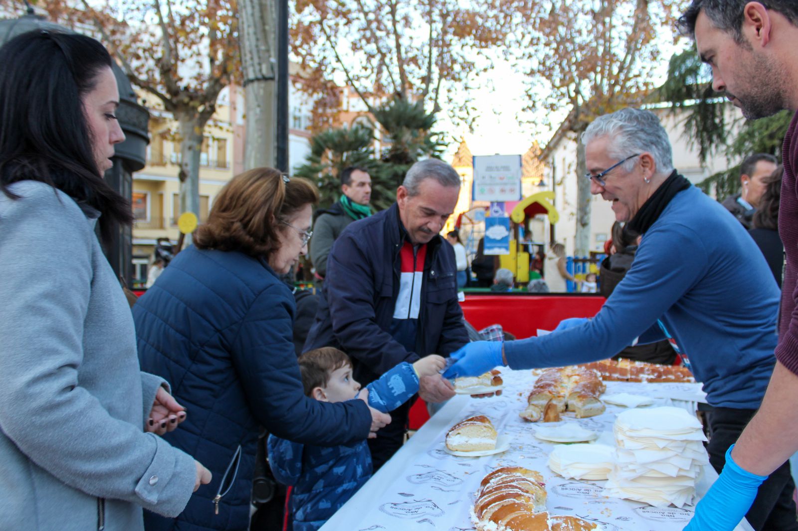 El roscón de Reyes gigante de Lucena, en imágenes