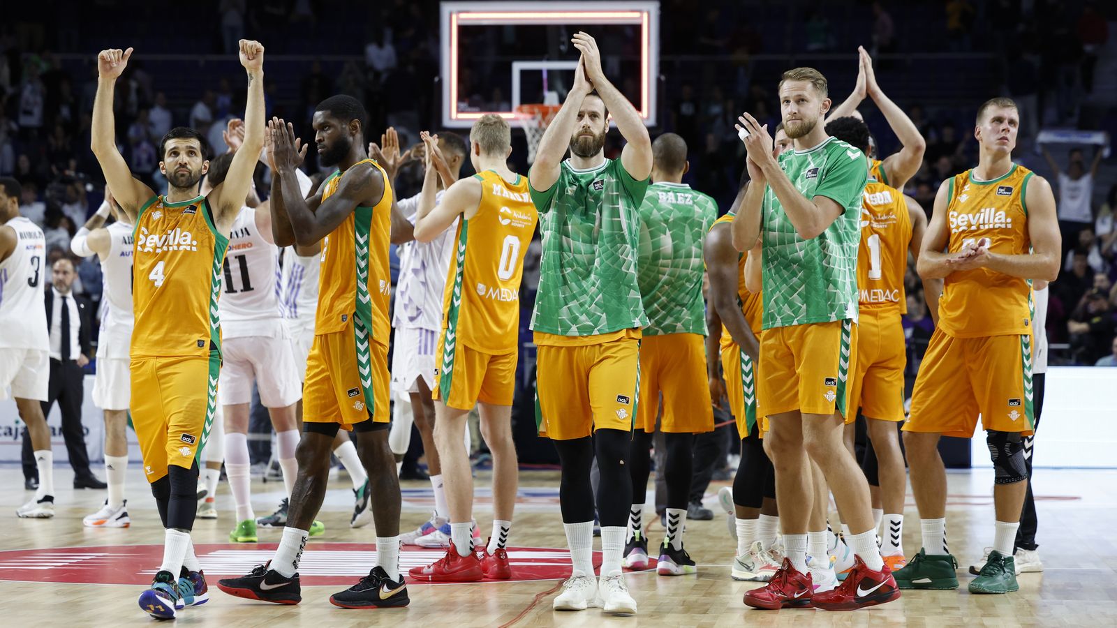 Los jugadores del Betis saludan a los aficionados béticos en el Wizink Center.