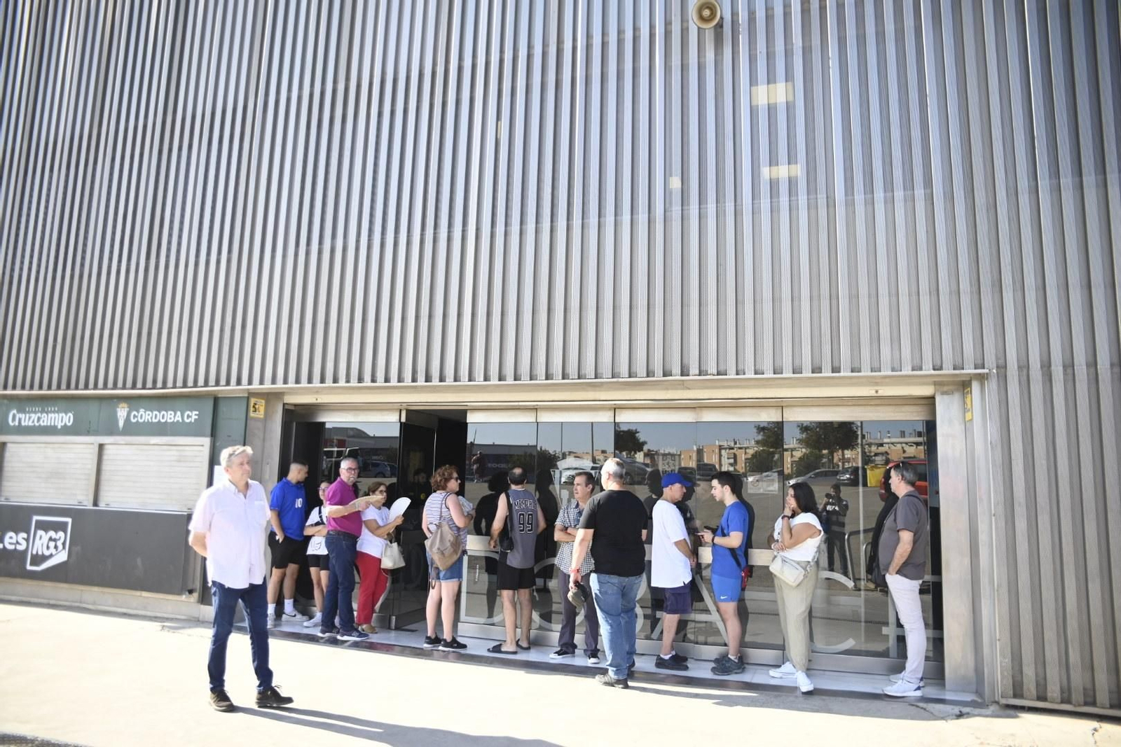 Las imágenes del arranque de la segunda fase de la campaña de abonados del Córdoba CF