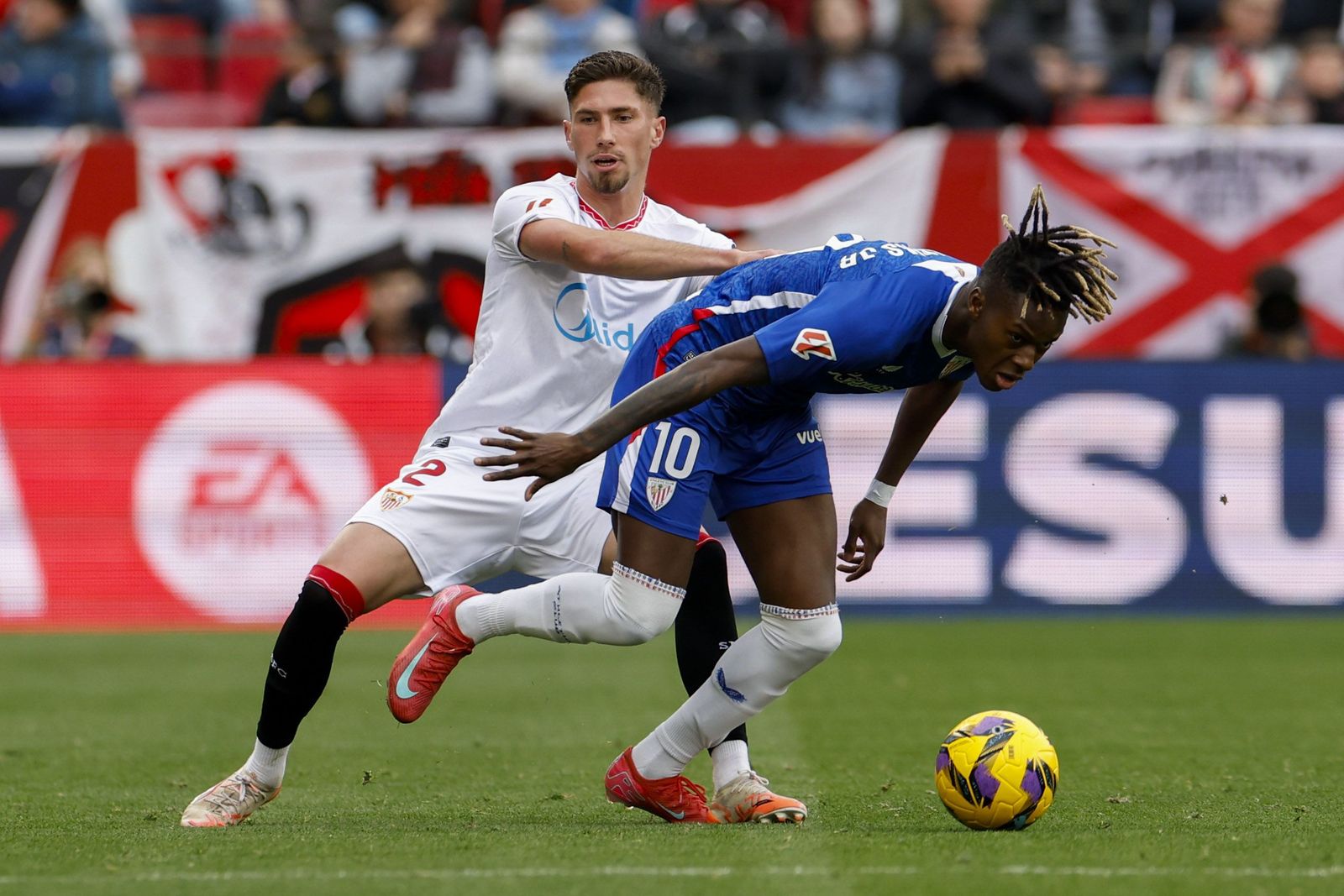 José Ángel le entra con fuerza a Nico Williams.